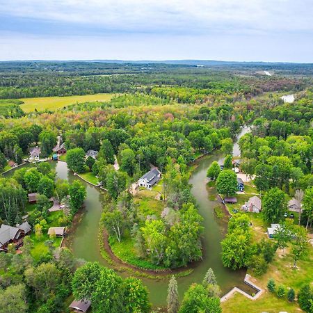 Cottage On Crooked River With Dock And Slip! Alanson Exterior photo