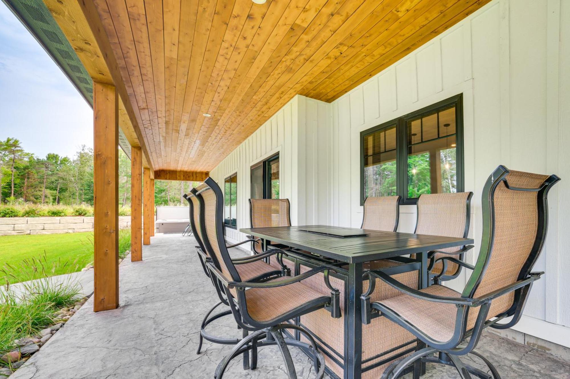 Cottage On Crooked River With Dock And Slip! Alanson Exterior photo