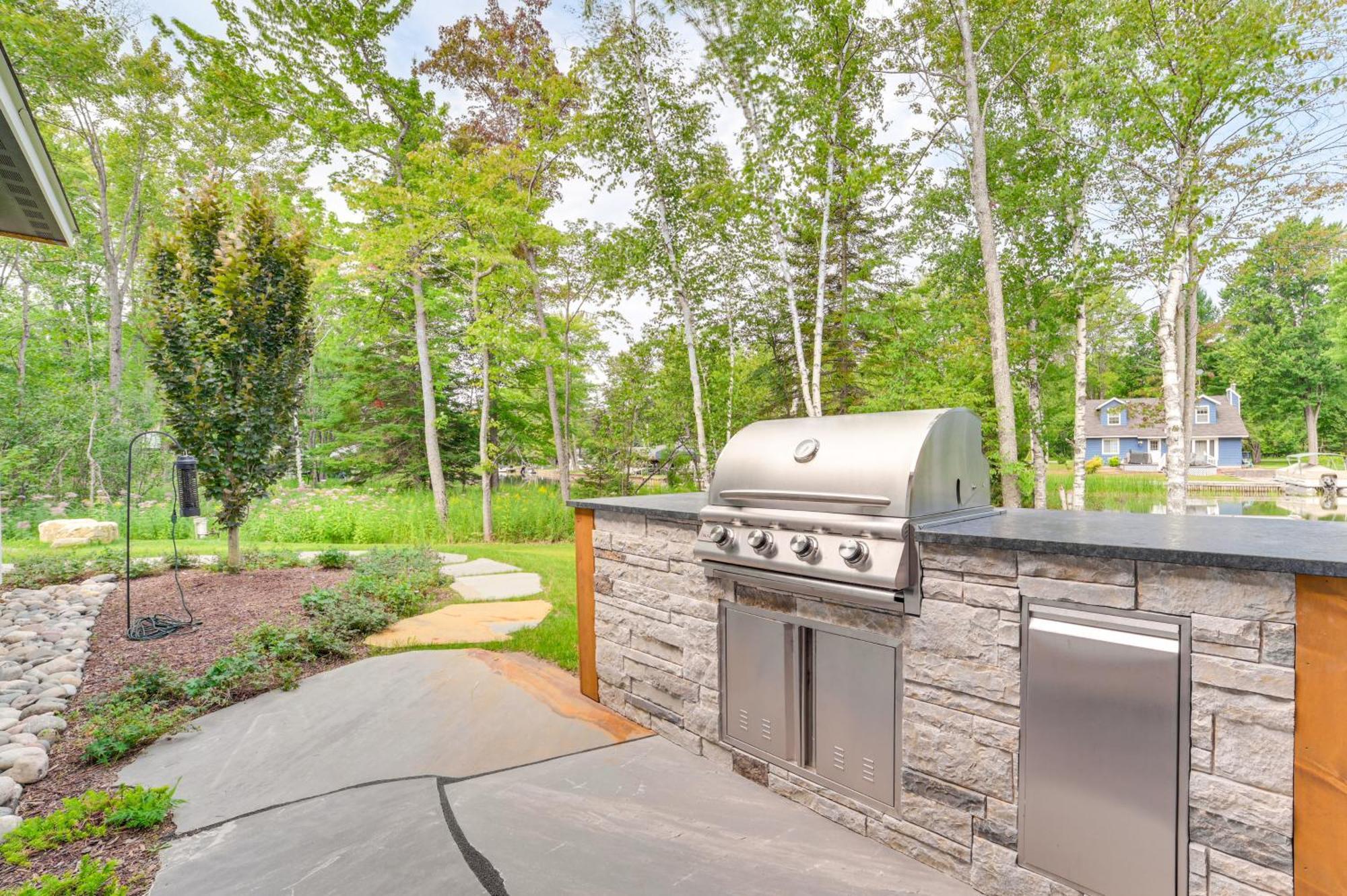 Cottage On Crooked River With Dock And Slip! Alanson Exterior photo